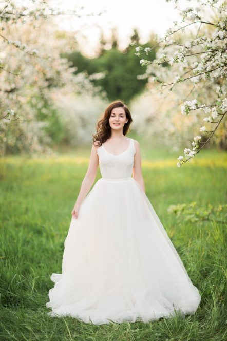 Off-white sleeveless wedding dress