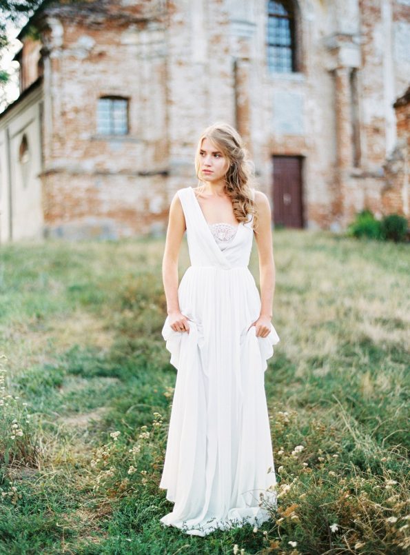 Off-white sleeveless wedding dress
